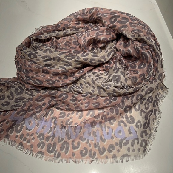 LOUIS VUITTON Cashmere Silk Leopard Estole Stole - Authentic with tag. - Picture 7 of 7